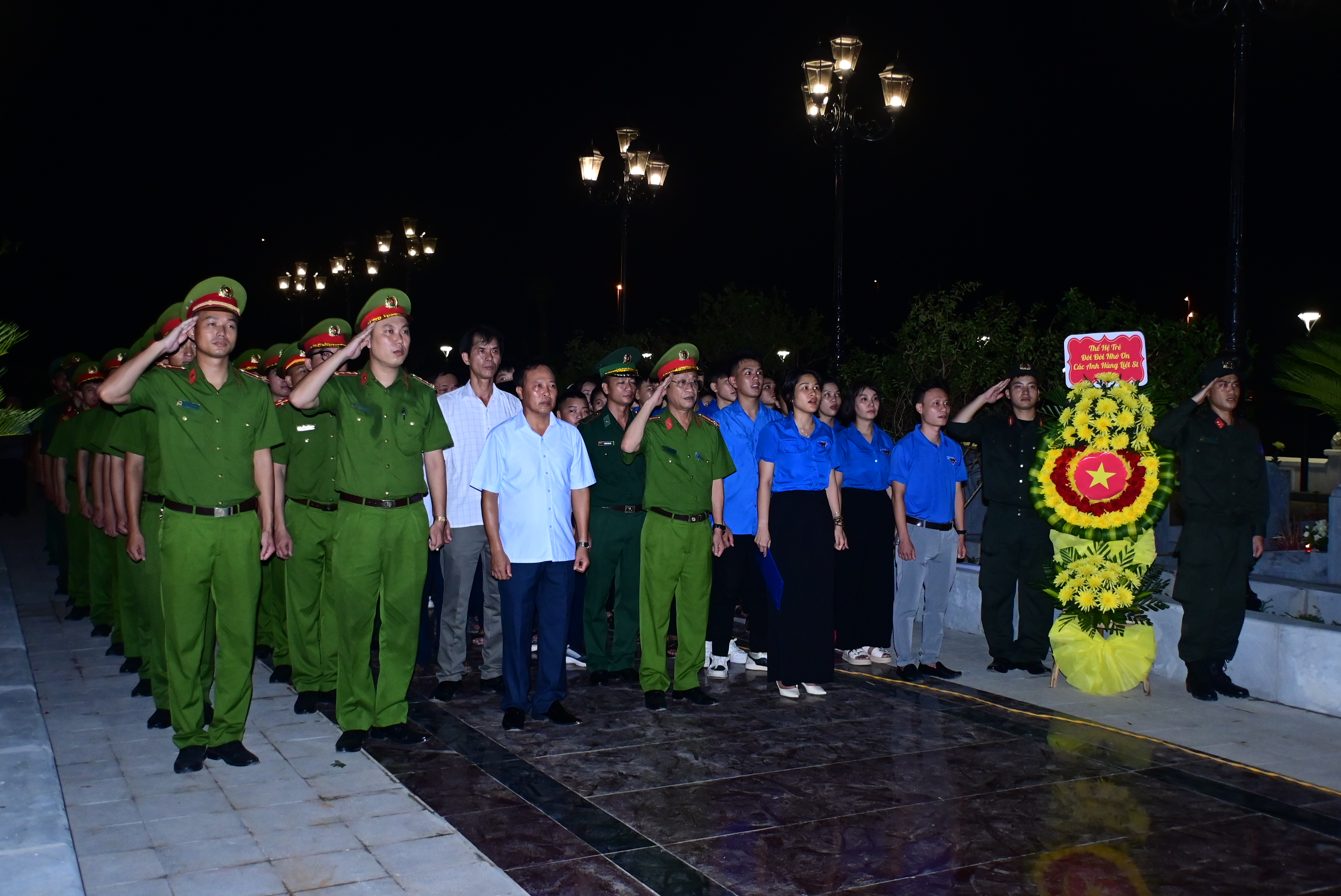 Phòng Cảnh sát cơ động CATP & Huyện đoàn Cát Hải thắp nến tri ân các Anh hùng, Liệt sĩ tại Nghĩa trang Liệt sĩ đảo Cát Hải